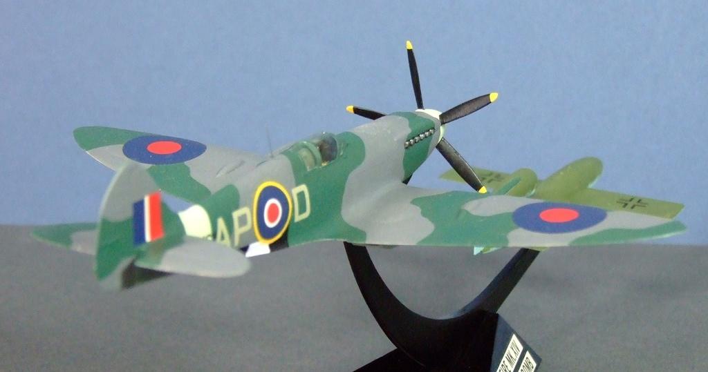 Spitfire XIV and V1 flying bomb, Frog, 1:72