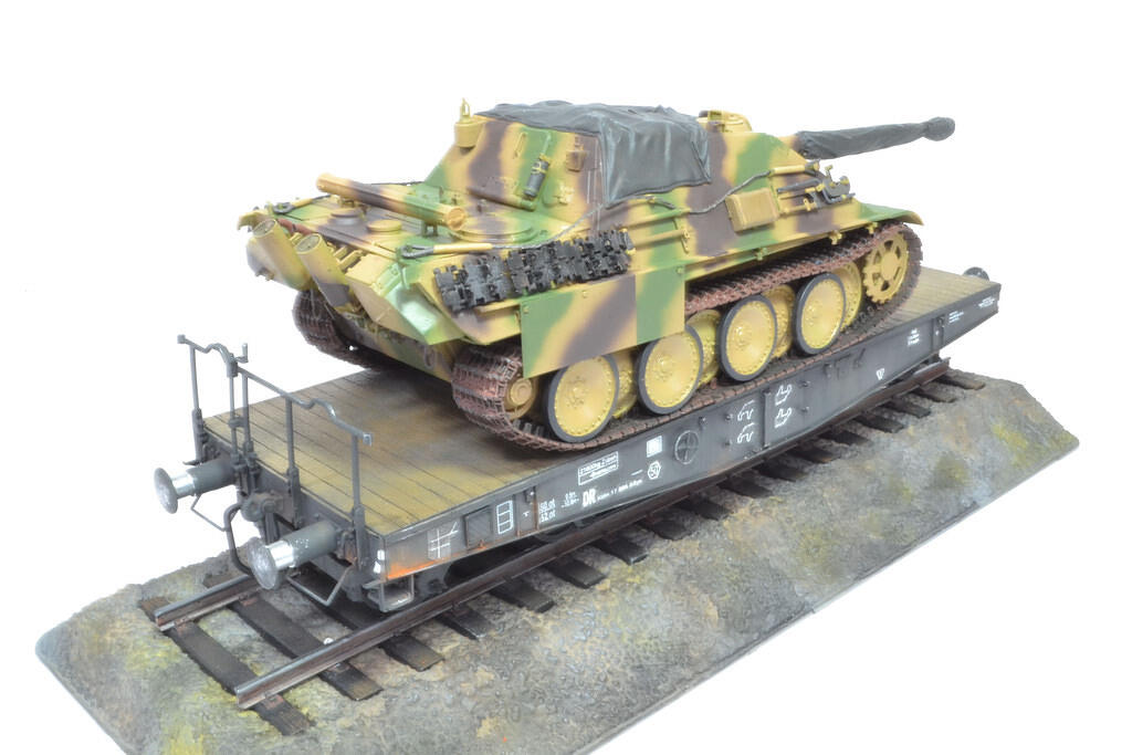 SdKfz 173 Jagdpanther Ausf G1 on Schwerer Platformwagen Typ SSY